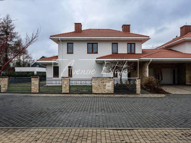 Nowoczesny dom bliźniaczy 218 m² w Konstancinie