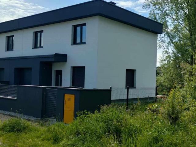 Nowoczesny dom bliźniak 111 m² z garażem i tarasem
