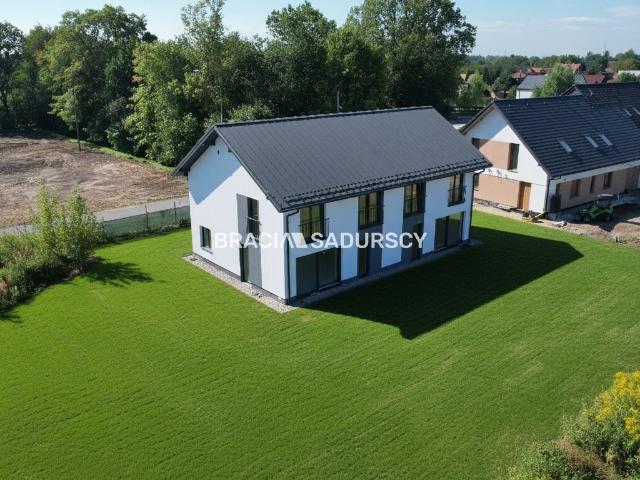 Nowoczesny dom bliźniak z ogrodem, 122,5 m², wysoki standard