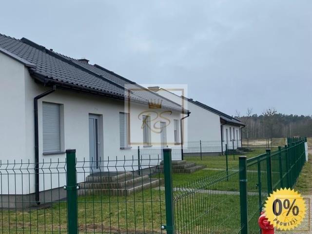 Nowoczesny dom bliźniak z kominkiem i ogrzewaniem pellet