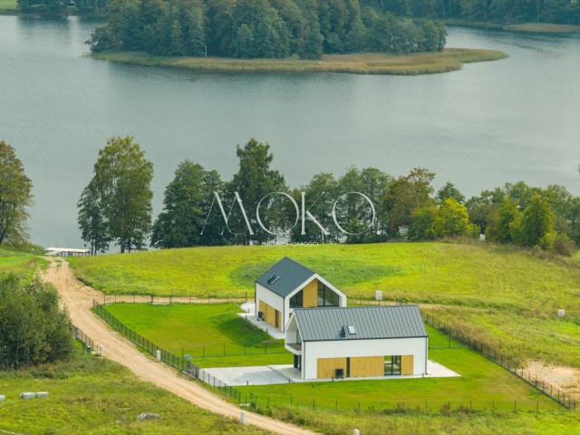 Nowoczesny dom nad jeziorem z prywatną plażą i tarasem