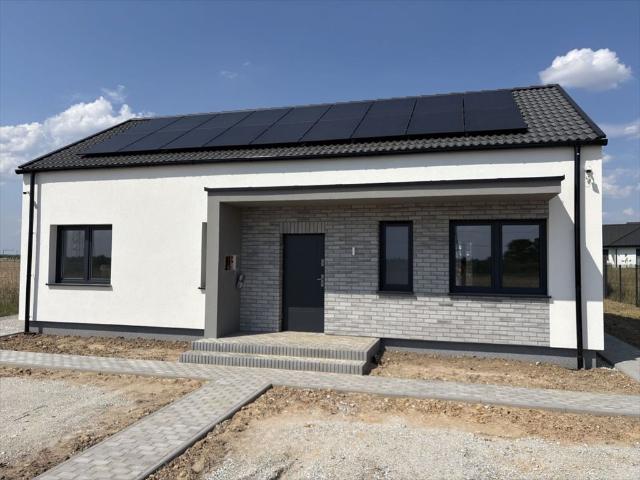 Nowoczesny dom parterowy 80 m² z poddaszem, gotowy do wykończenia
