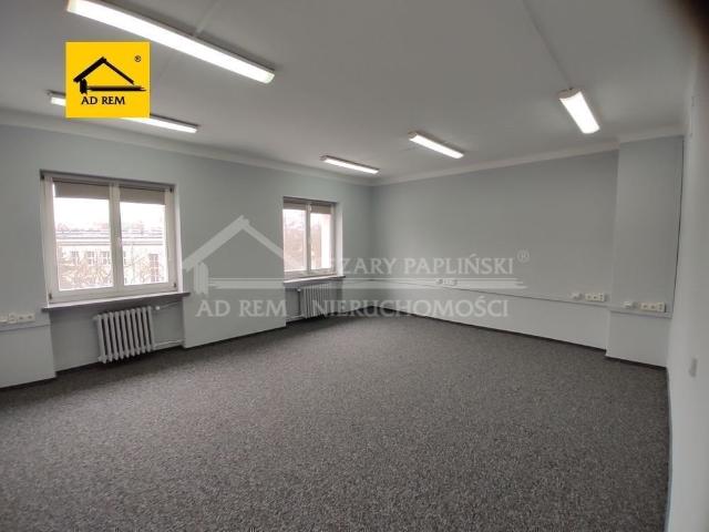 Nowoczesny lokal biurowy 30,7 m² z windą i parkingiem