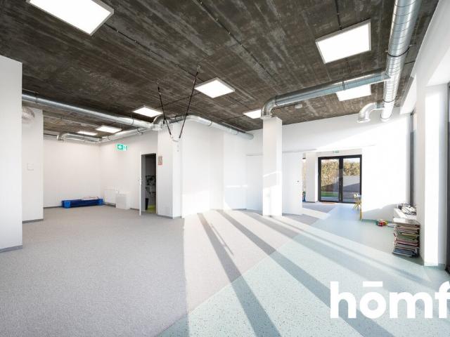 Nowoczesny lokal 193 m² z ogródkiem i 5 miejscami parkingowymi