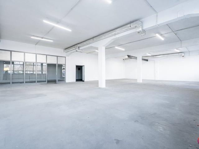 Nowoczesny lokal 268 m² z witrynami i parkingiem