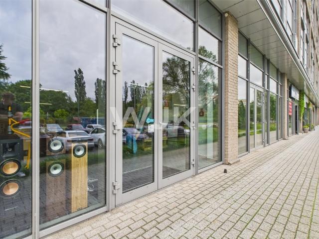 Nowoczesny lokal 200 m2 na Mokotowie w Qbik z dużymi przeszkleniami
