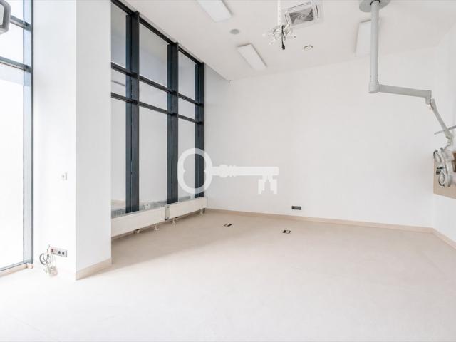 Nowoczesny lokal 70m² z witrynami, klimatyzacją i magazynem