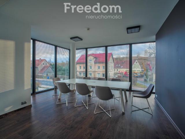 Nowoczesny salon samochodowy 300 m2 z zapleczem i parkingiem