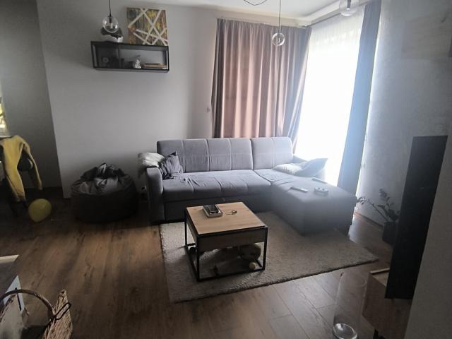 Nowoczesny segment 93,66 m² z poddaszem, kominkiem i fotowoltaiką