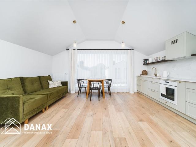 Nowoczesny 2 pokojowy apartament z balkonem, garażem i komórką