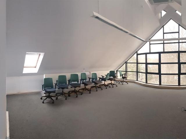 Nowoczesne biuro open space 76 m2 z dużymi oknami i widokiem