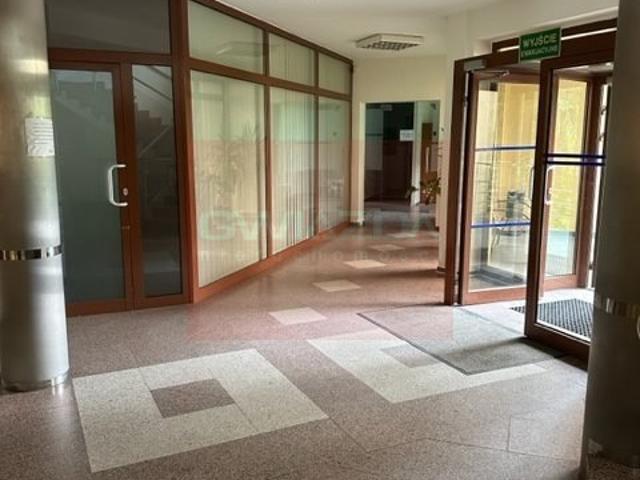 Na wynajem nowoczesne biuro 136 m² z magazynem i parkingiem