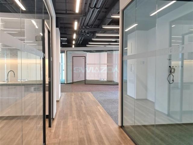 Nowoczesne biuro 408 m² w sercu Ochoty z dużymi przeszkleniami