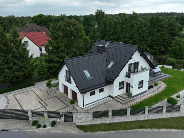 Nowogard, Dom z garażami, tarasem i ogrodem