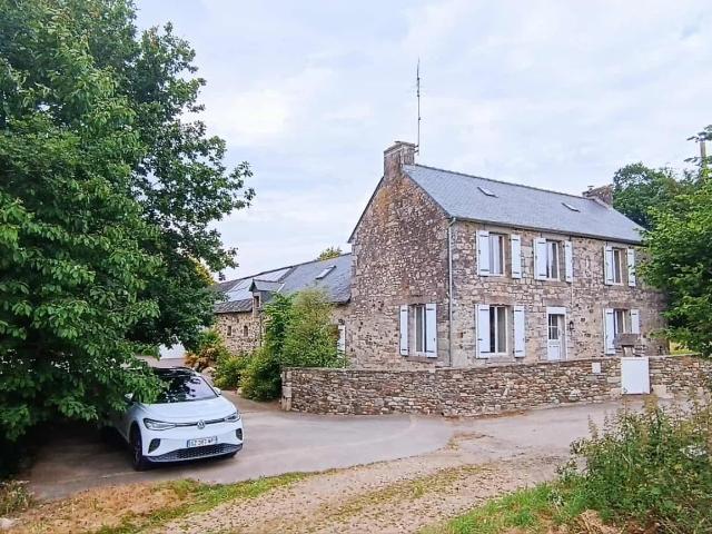 NOYAL PONTIVY Maison de campagne avec hangar sur une parcelle de 5 500 m²