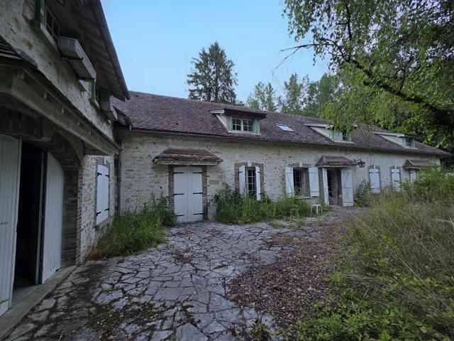 NOYEN SUR SEINE: Longère 8 pieces. 216 m2 habitable sur 2888 m2 de terrain clos