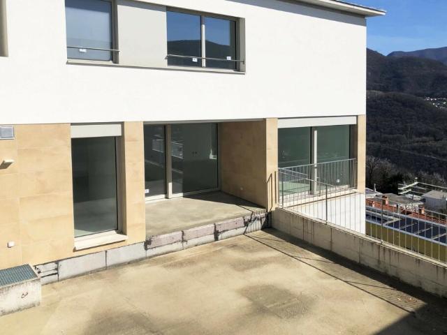 NUOVA VILLA 4.5 LOCALI CON GRANDE GIARDINO A COLLINA D'ORO