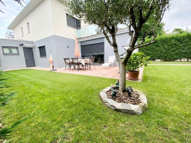 nuova casa moderna 7 locali a Сadempino, al confine con Сureglia