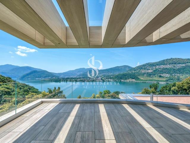 Nuova con vista lago