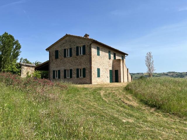 Nuova ed posizione dominante a pochi minuti dai sevizi 320m² Urbino