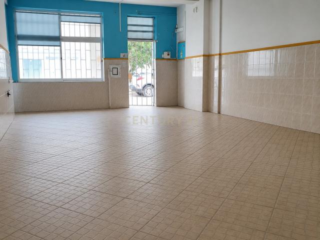 Nua Propriedade de Loja no Barreiro, 78 m², extração de fumos, 2 portas, 2 montras e 3 wc, 45.000€