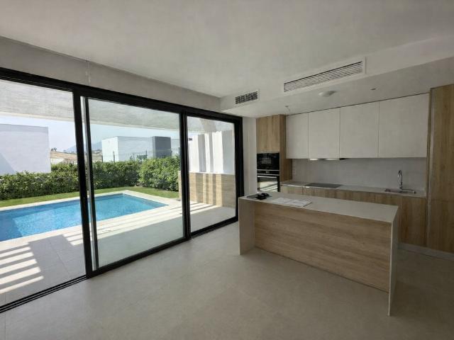 Nueva villa adosada de 3 dormitorios para alquilar o vender. 155m² Estepona