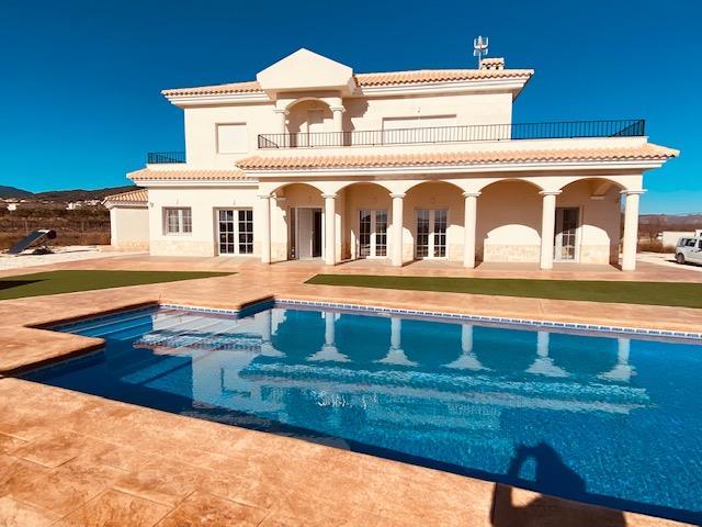 Nueva villa de 3 dormitorios con espléndida piscina en venta. 150m² Pinoso