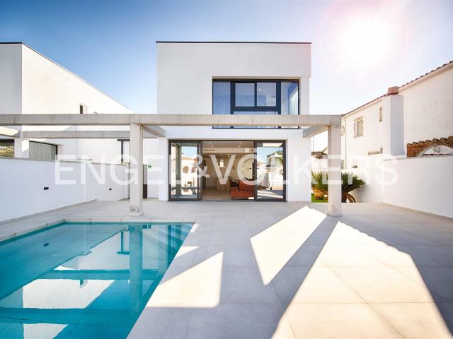 Nueva villa en venta al canal en Empuriabrava 218m² Empuriabrava