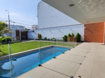 NUEVA Y MODERNA CASA EN VENTA. 04 DORMITORIOS. PISCINA