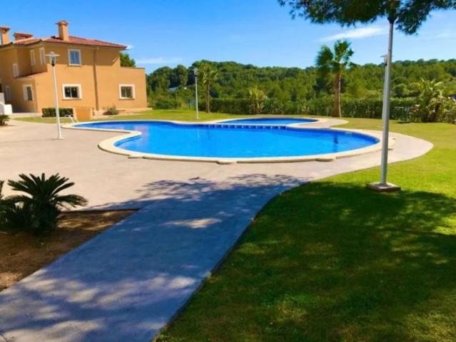 Nueva casa adosada en una residencia bien mantenida con piscina en Cala Vinyes