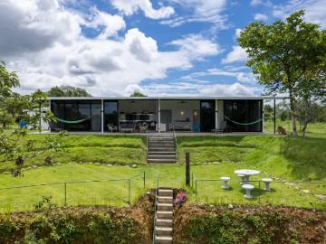 Nueva casa de buen gusto en un lote de ensueño río en la tranquilidad maravillosa no muy lejos de Boquete y David