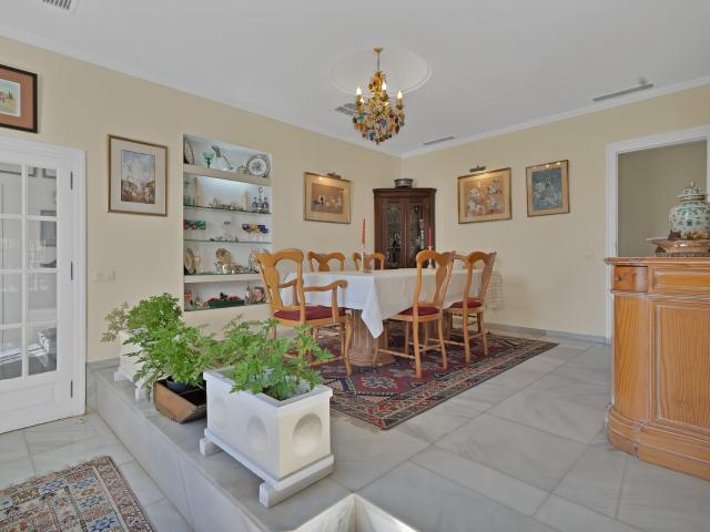Nueva en el mercado, Exclusiva: Villa independiente en venta en Nueva Andalucía, Marbella – Ubicación privilegiada y vistas al mar