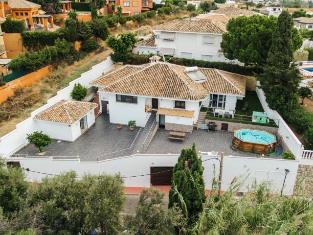 Nueva oportunidad en La Capellanía: Villa con casa de invita. 229m² Benalmádena