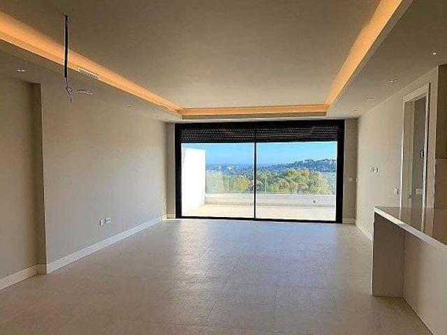 Nuevo y moderno piso sin muebles en Nueva Andalucía