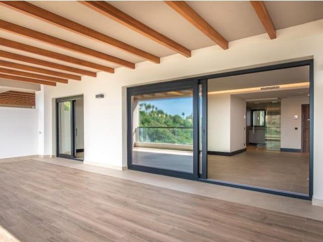 nuevo y lujoso apartamento en planta baja elevada de 2 dormitorios