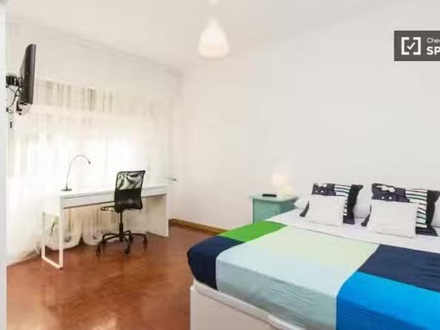 Bonito Cálida habitación en apartamento en Ciudad Universitari.