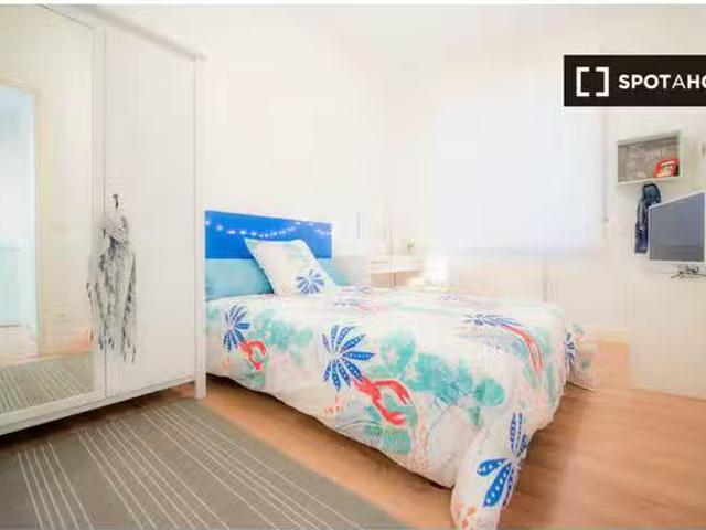 Barato Cómoda habitación en apartamento de 5 dormitorios en In.