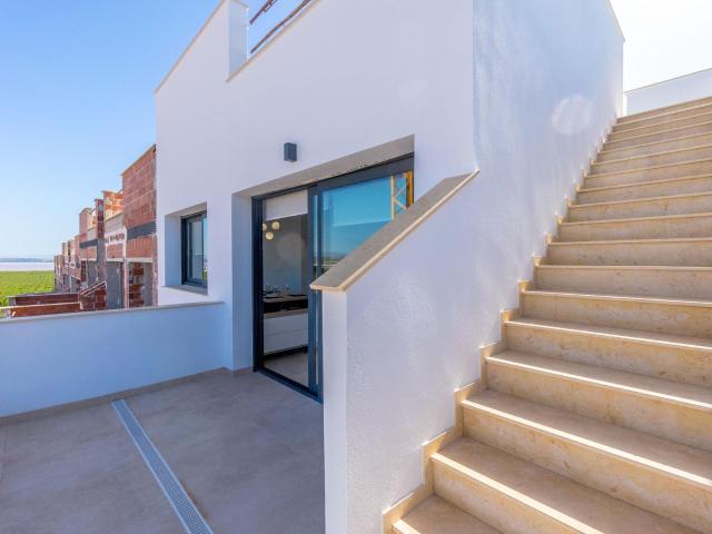 nuevo del promotor bungalow de 2 dormitorios y 2 baños con solñarium 66 m2, piscina compartida y aparcamiento en Los Balcones