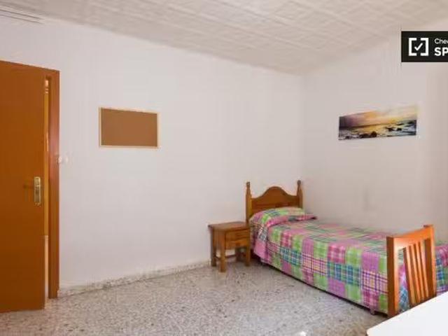 ¡Recién llegado! Habitación acogedora en apartamento de 12 hab.