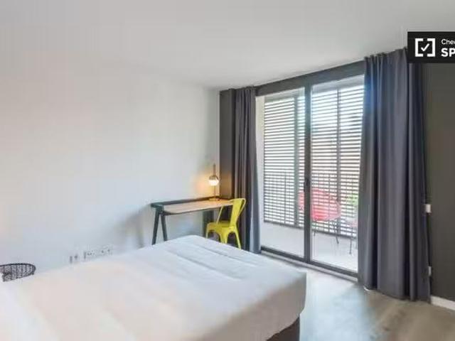 Único Habitación con terraza junto Metro Liceu en edificio col.