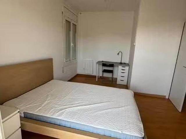 Acogedor Habitación en Avinguda de Josep Tarradellas