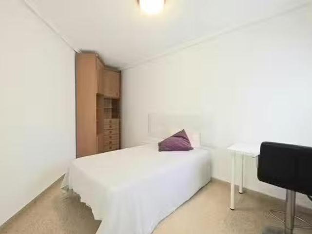 Encantador Habitación en Avinguda de les Gavines, Pobles del Sud