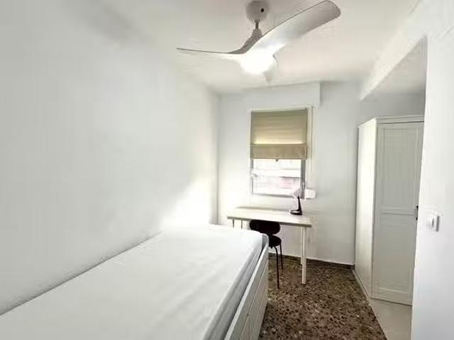 Encantador Habitación en Avinguda del Doctor Waksman, Quatre C.