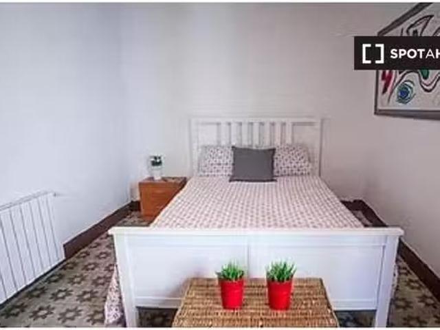 ¡Oferta! Habitación en apartamento de 5 dormitorios en Barri G.