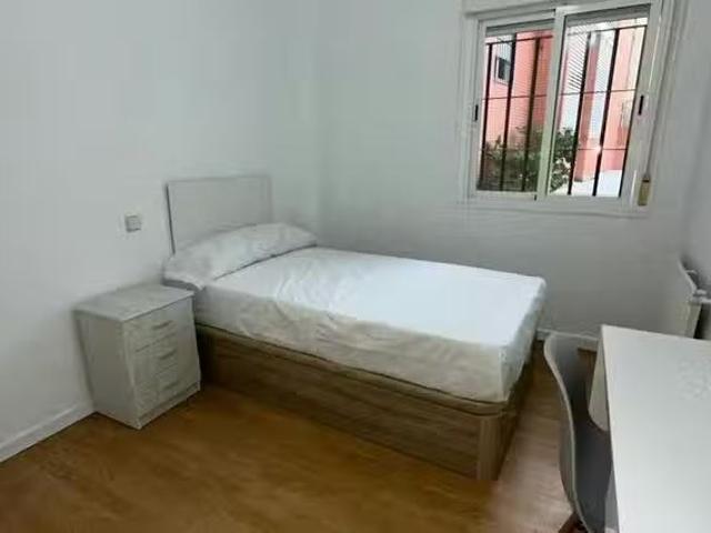 ¡Recién llegado! Habitación en Calle de Afueras a San Roque, V.