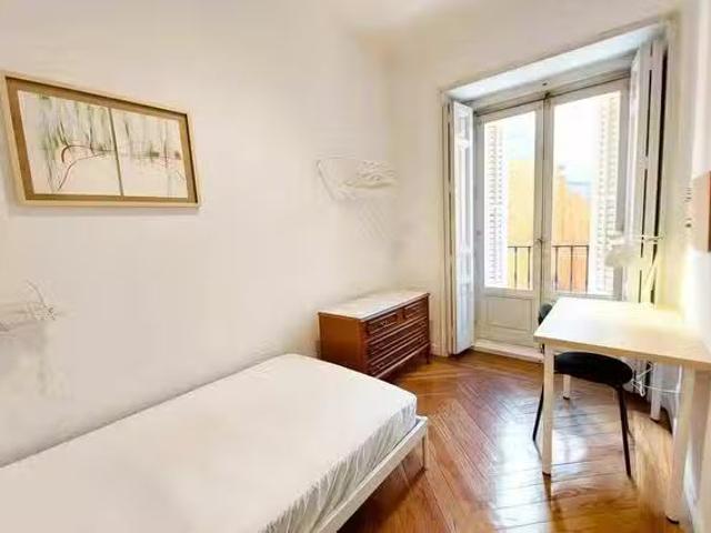 ¡Renta! Habitación en Calle de Bailén, Centro