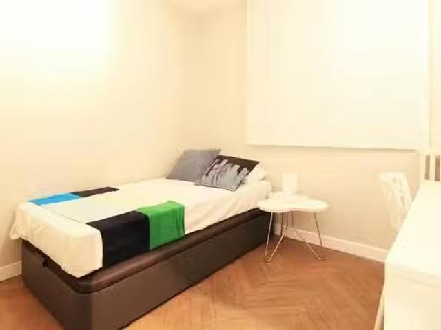 ¡En alquiler! Habitación en Calle de Sagasta, Chamberí