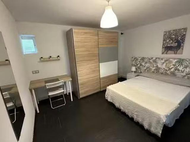 ¡Recién llegado! Habitación en Calle de Valdesangil, Valdezarza