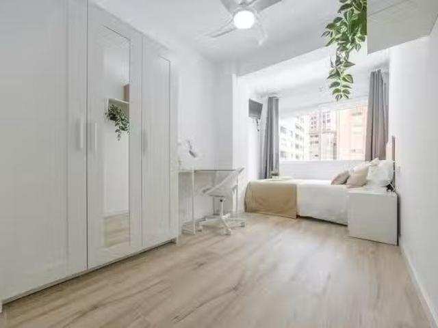 Bonito Habitación en Carrer Campoamor, Ciutat Jardí