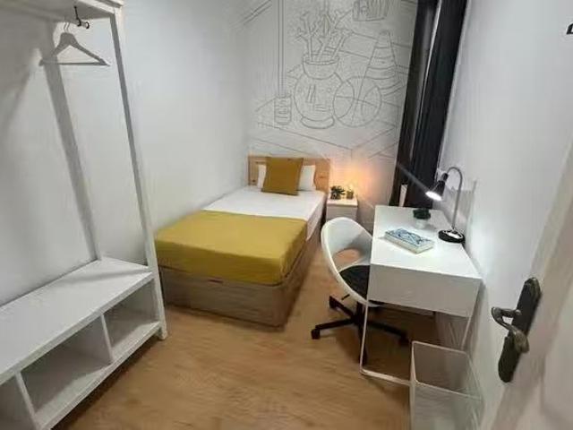 Bonito Habitación en Carrer de Jonqueres, S. Pere, Santa Cater.